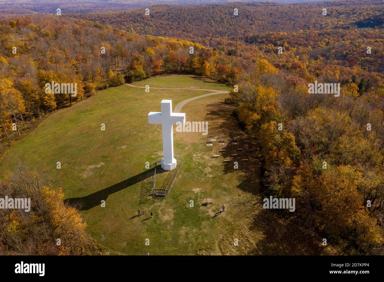Vue aérienne par drone de la structure métallique de la Grande Croix du Christ sur le bouton de Dunbar à Jumonville, PA Banque D'Images