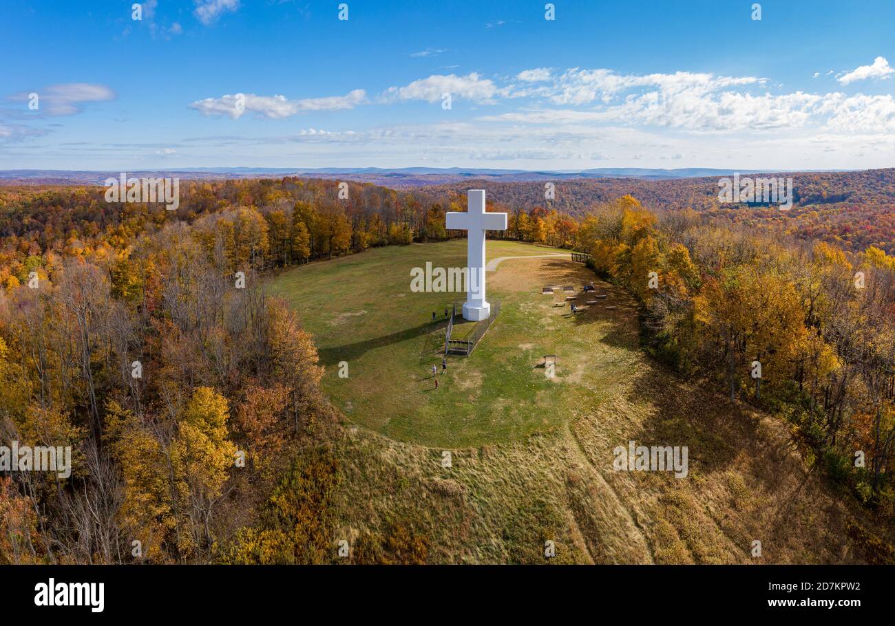 Vue aérienne par drone de la structure métallique de la Grande Croix du Christ sur le bouton de Dunbar à Jumonville, PA Banque D'Images