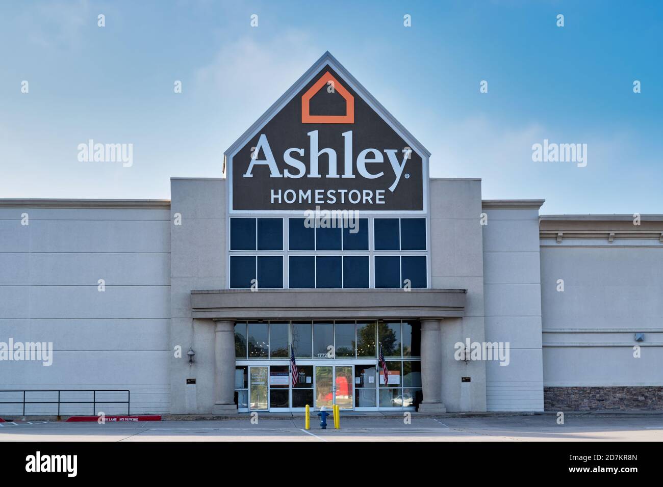 Houston, Texas/USA 10/23/2020: Extérieur du bâtiment Ashley Homestore à Houston, Texas. La chaîne de meubles américaine a été fondée en 1997. Banque D'Images