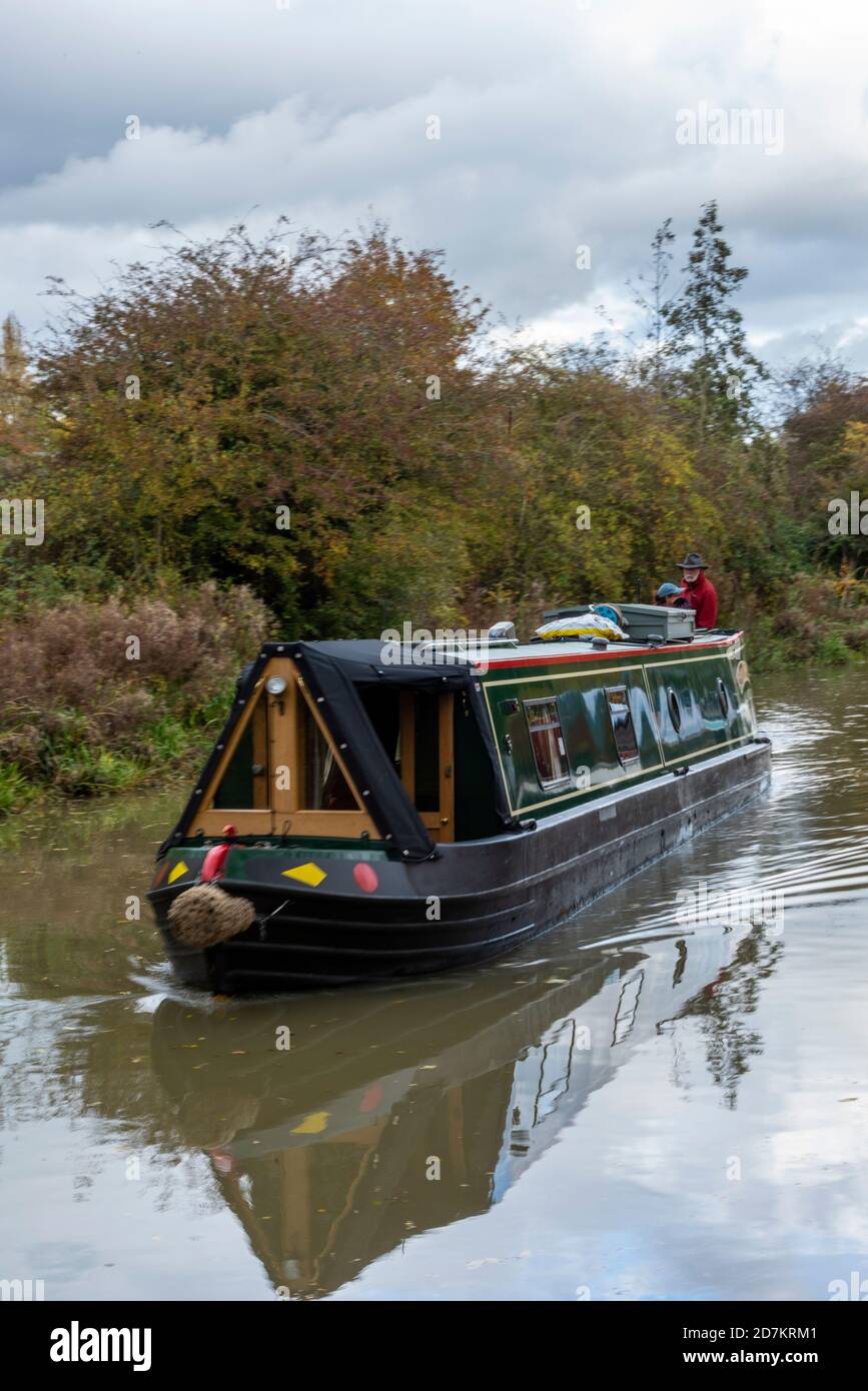 une barge de canal ou un bateau étroit sur le grand canal union à braunston dans le northamptonshire, au royaume-uni. Banque D'Images