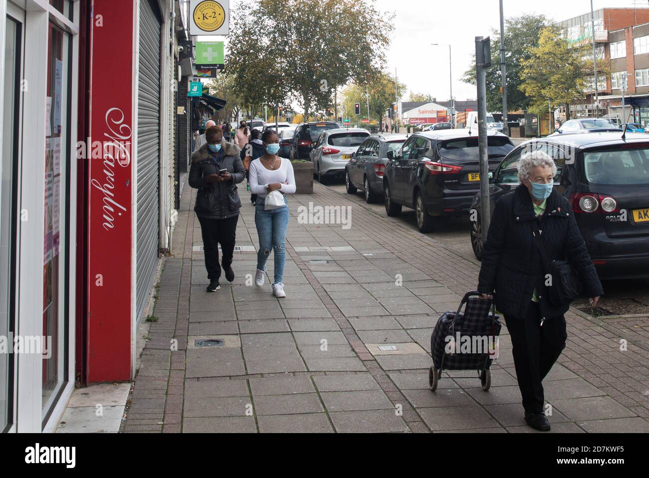 Slough, Royaume-Uni. 23 octobre 2020. Les acheteurs portent des revêtements de visage pour aider à prévenir la propagation du coronavirus. Le gouvernement a annoncé que Slough modifiera son statut de niveau d'alerte COVID de niveau 1 à niveau 2 d'alerte élevé à compter de 00 h 01 le samedi 24 octobre, suite à une augmentation soutenue des cas de COVID-19, ce qui se traduit par un taux d'infection de 153 cas pour 100,000 000. Crédit : Mark Kerrison/Alamy Live News Banque D'Images