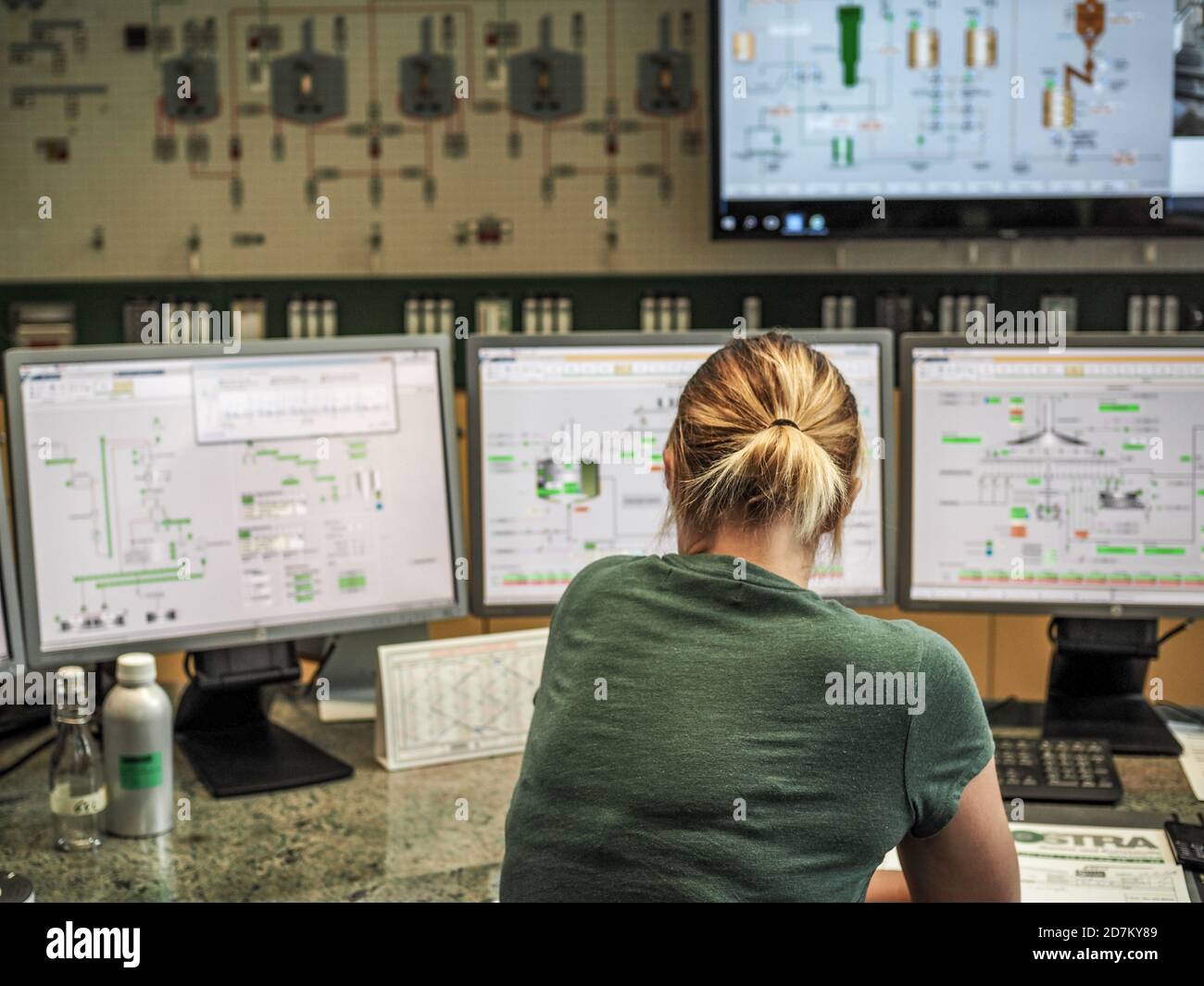 LEOBEN, AUTRICHE - 05/22/2019: Vue arrière d'une femme assise devant les panneaux de contrôle de la brasserie Goss, producet de la célèbre bière autrichienne Gosser. Banque D'Images