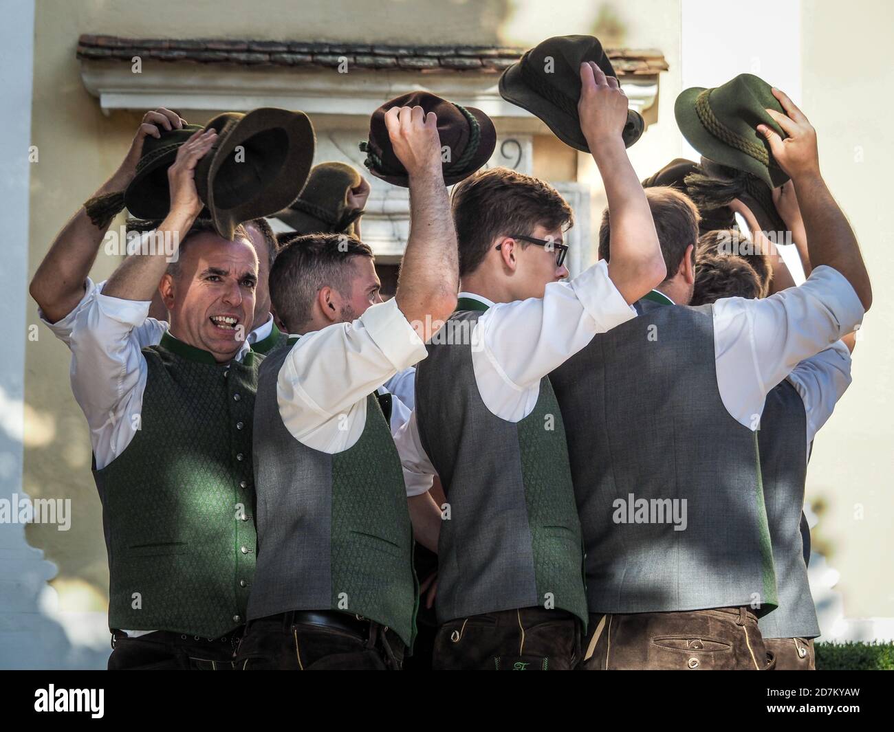 BAD WALTERSDORF, AUTRICHE - 09/29/2019: Représentation de chapeau d'hommes locaux en costumes traditionnels pendant la fête du vin d'automne. Banque D'Images