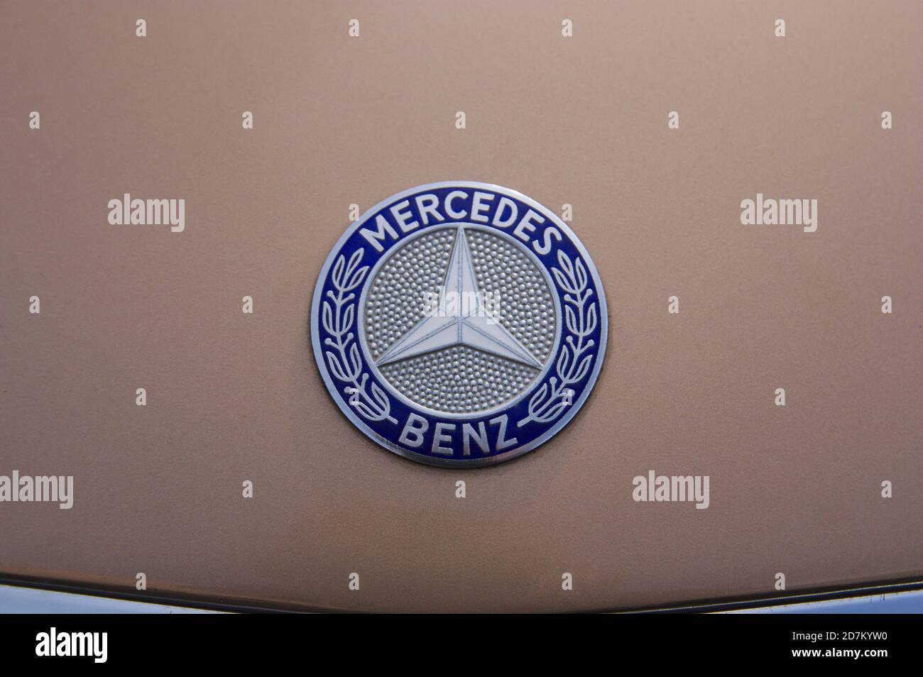 Gros plan d'un logo de la marque automobile allemande Mercedes Benz sur une voiture classique Banque D'Images