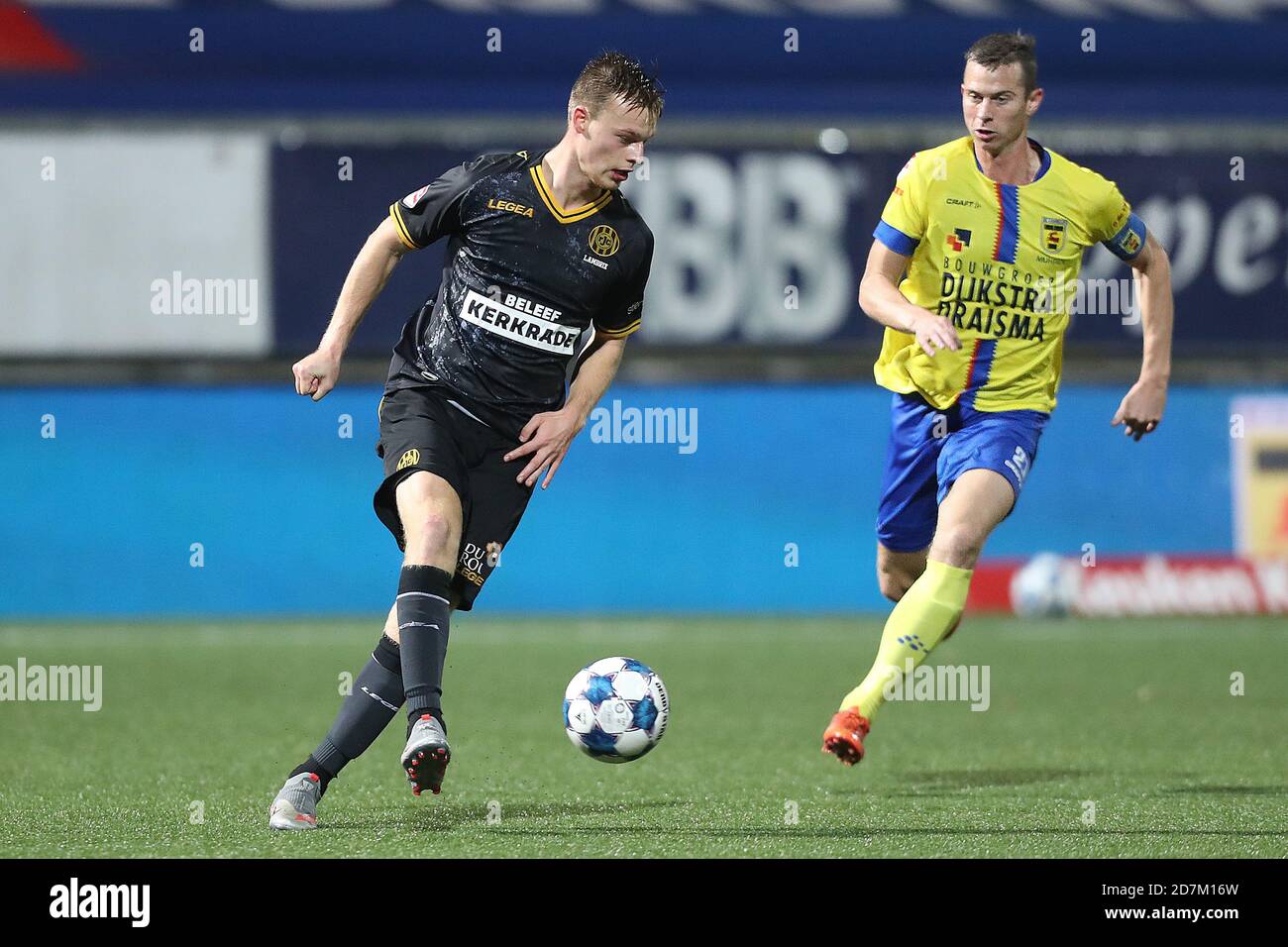 LEEUWARDEN, pays-Bas. Football, néerlandais Keuken Kampioen Divie, SC Cambuur - Roda JC, Cambuur Stadium, saison 2020/2021, joueur SC Cambuur Robert Muhren et joueur Roda JC Kerkrade Xander Lambrix, pendant le jeu crédit: Pro Shots/Alay Live News 2020 Banque D'Images