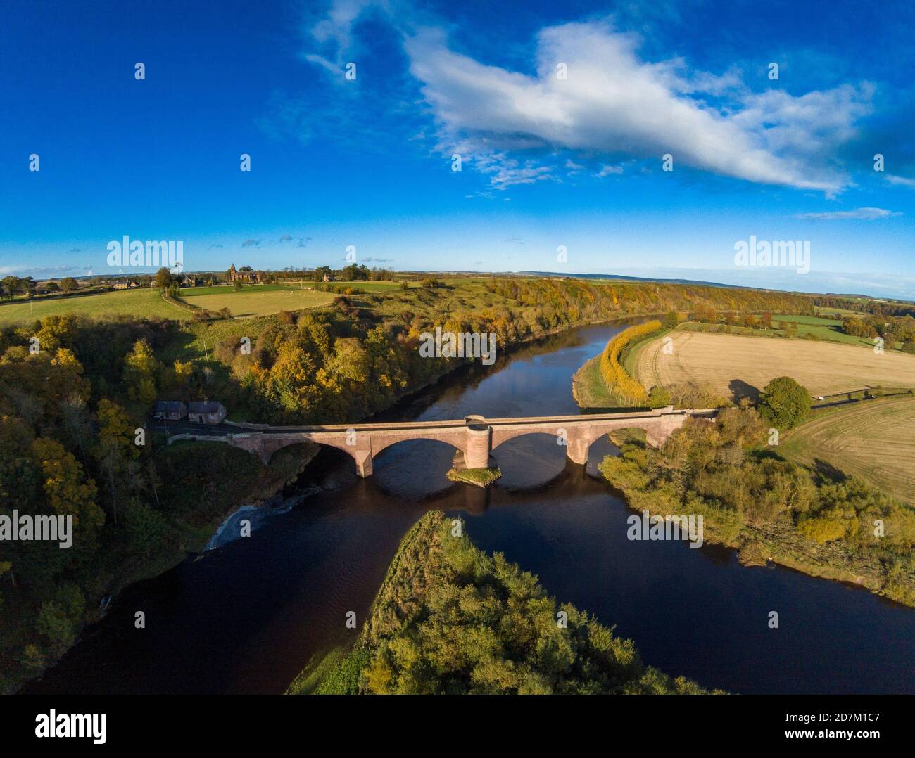 Ladykirk et le pont Norham traversant la rivière Tweed Frontière anglo-écossaise Banque D'Images