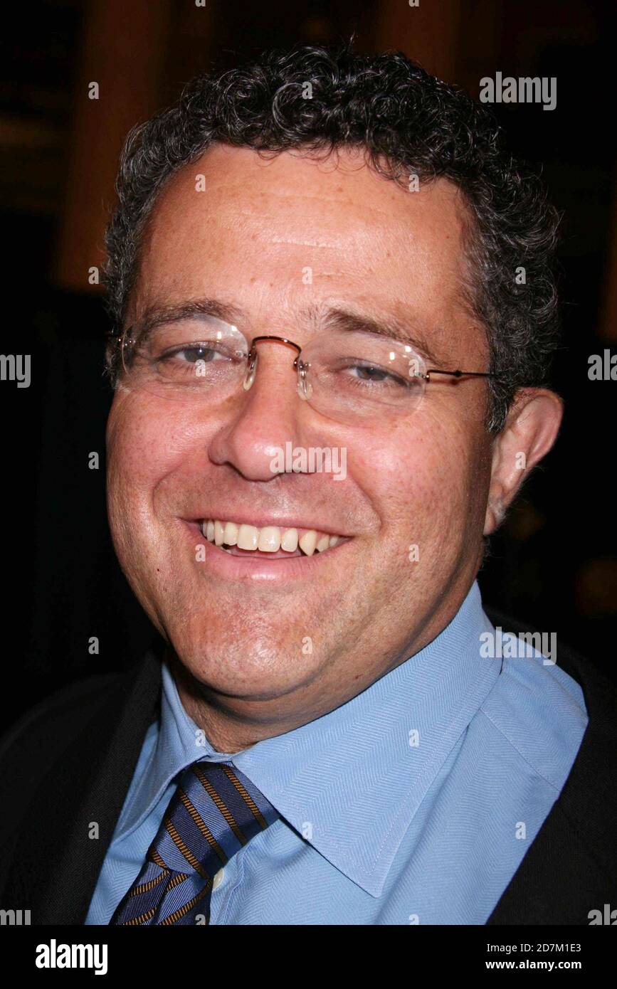 Jeffrey Toobin assiste à une cérémonie de dédicace pour aider le service postal des États-Unis à délivrer le timbre-poste commémoratif de 41 cents de la fonction de juré et à souligner la Journée de reconnaissance du jury au palais de justice du comté de New York, à New York, le 12 septembre 2007. Crédit photo : Henry McGee/MediaPunch Banque D'Images