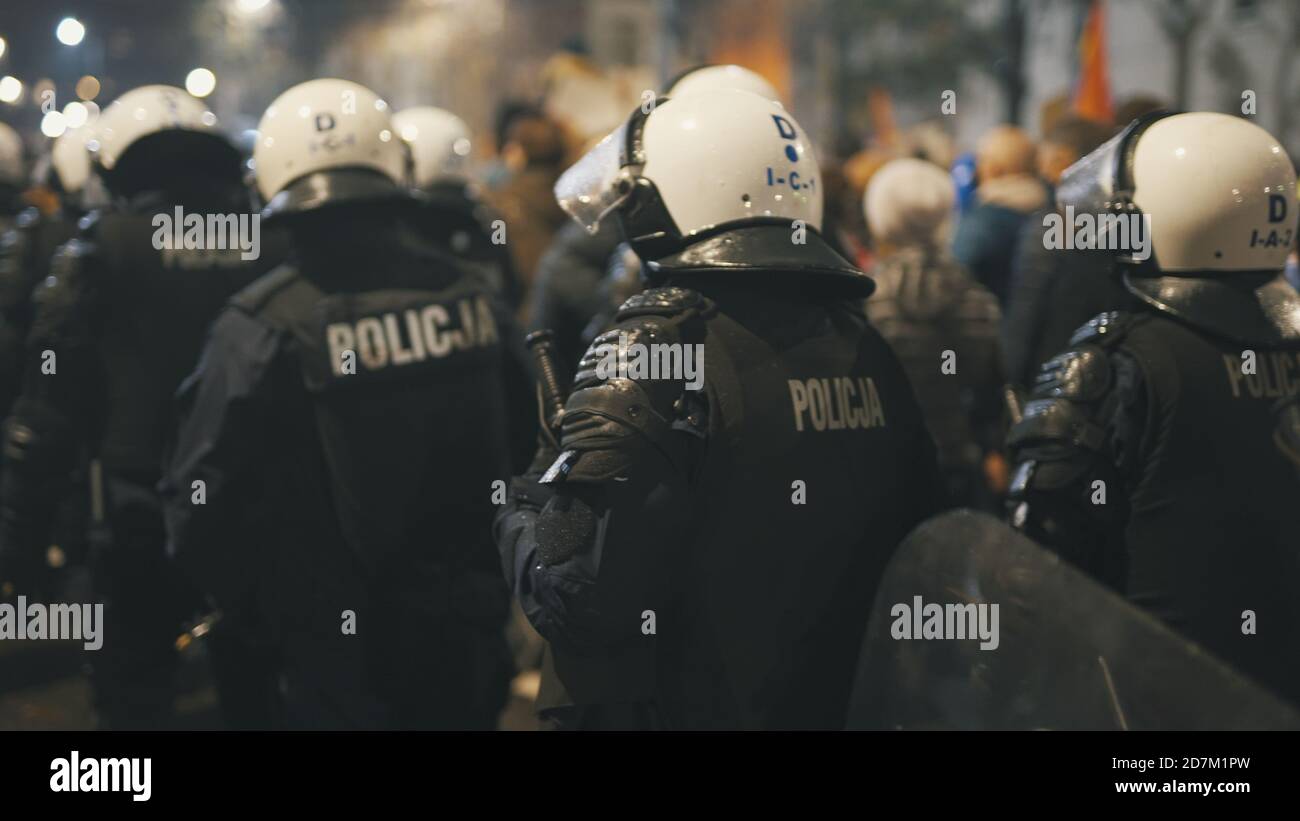 Varsovie, Pologne 23.10.2020 - protestation contre les lois de Pologne sur l'avortement. Police en uniforme avec des boucliers bloquant l'accès à la maison de kaczynski. Photo de haute qualité Banque D'Images