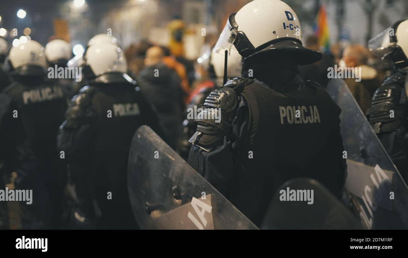 Varsovie, Pologne 23.10.2020 - protestation contre les lois de Pologne sur l'avortement. Police en uniforme avec des boucliers bloquant l'accès à la maison de kaczynski. Photo de haute qualité Banque D'Images