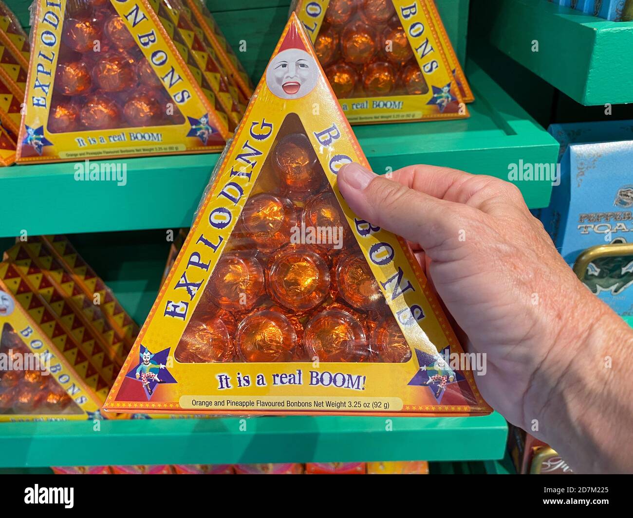 Orlando, FL/USA - 10/18/20: Une boîte de bonbons explosant à Honeydukes  Sweet Shop sur le thème des films Harry Potter à Universal Studios à  Orlando, F Photo Stock - Alamy