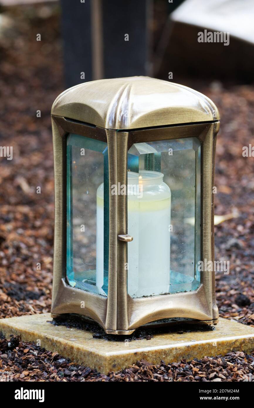 lanterne en laiton avec bougie allumée sur une tombe Photo Stock - Alamy
