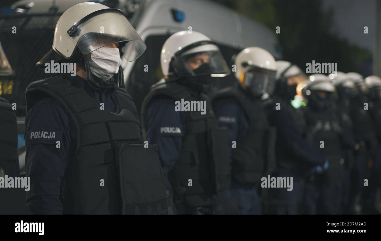 Varsovie, Pologne 23.10.2020 - protestation contre les lois de Pologne sur l'avortement. Police en uniforme avec des boucliers bloquant l'accès à la maison de kaczynski. Photo de haute qualité Banque D'Images