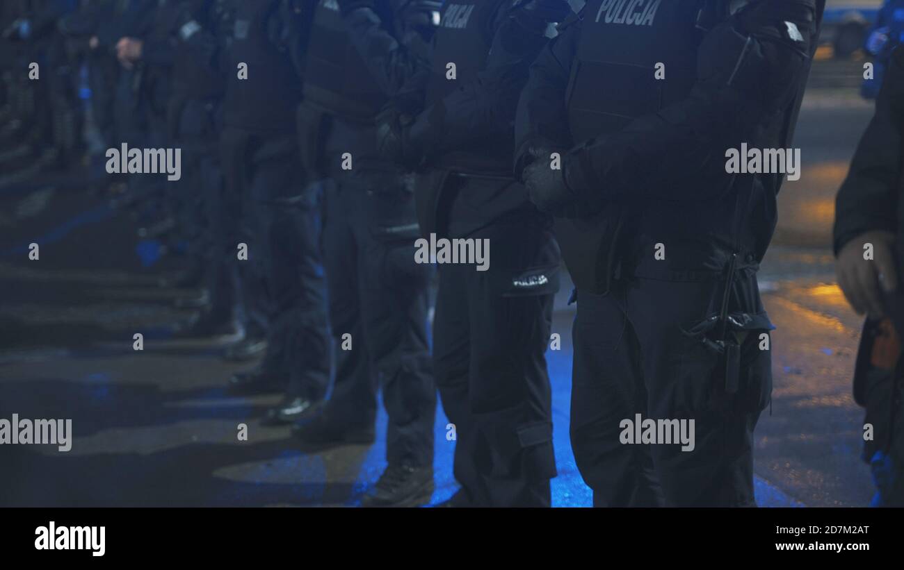 Varsovie, Pologne 23.10.2020 - protestation contre les lois de Pologne sur l'avortement. Police en uniforme avec des boucliers bloquant l'accès à la maison de kaczynski. Photo de haute qualité Banque D'Images