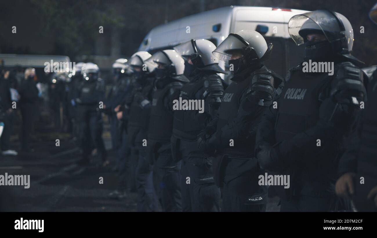 Varsovie, Pologne 23.10.2020 - protestation contre les lois de Pologne sur l'avortement. Police en uniforme avec des boucliers bloquant l'accès à la maison de kaczynski. Photo de haute qualité Banque D'Images