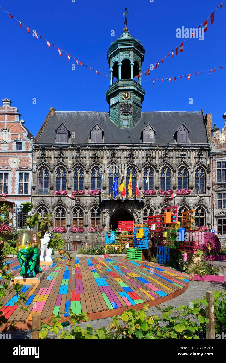 L'hôtel de ville gothique avec Campanile Renaissance à la Grand-place de Mons (Hainaut), en Belgique, pendant le festival d'été du défilé d'éléphants Banque D'Images