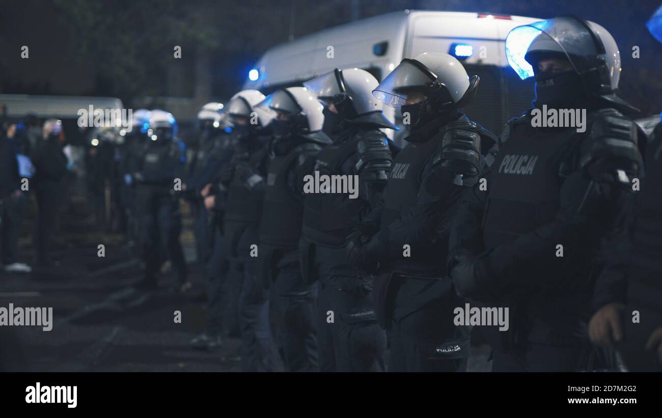 Varsovie, Pologne 23.10.2020 - protestation contre les lois de Pologne sur l'avortement. Police en uniforme avec des boucliers bloquant l'accès à la maison de kaczynski. Photo de haute qualité Banque D'Images