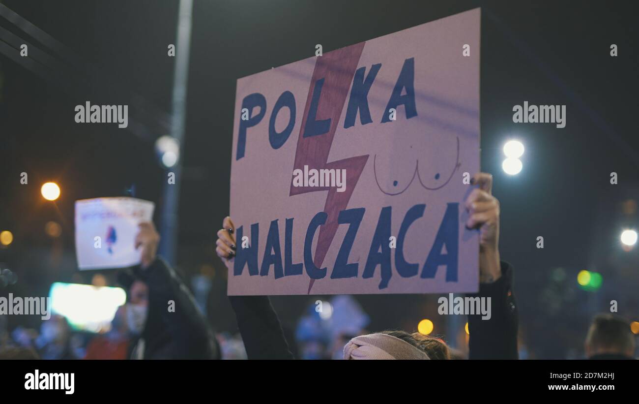 Varsovie, Pologne 23.10.2020 - protestation contre les lois de Pologne sur l'avortement. La Pologne combat la bannière dans la foule. Photo de haute qualité Banque D'Images