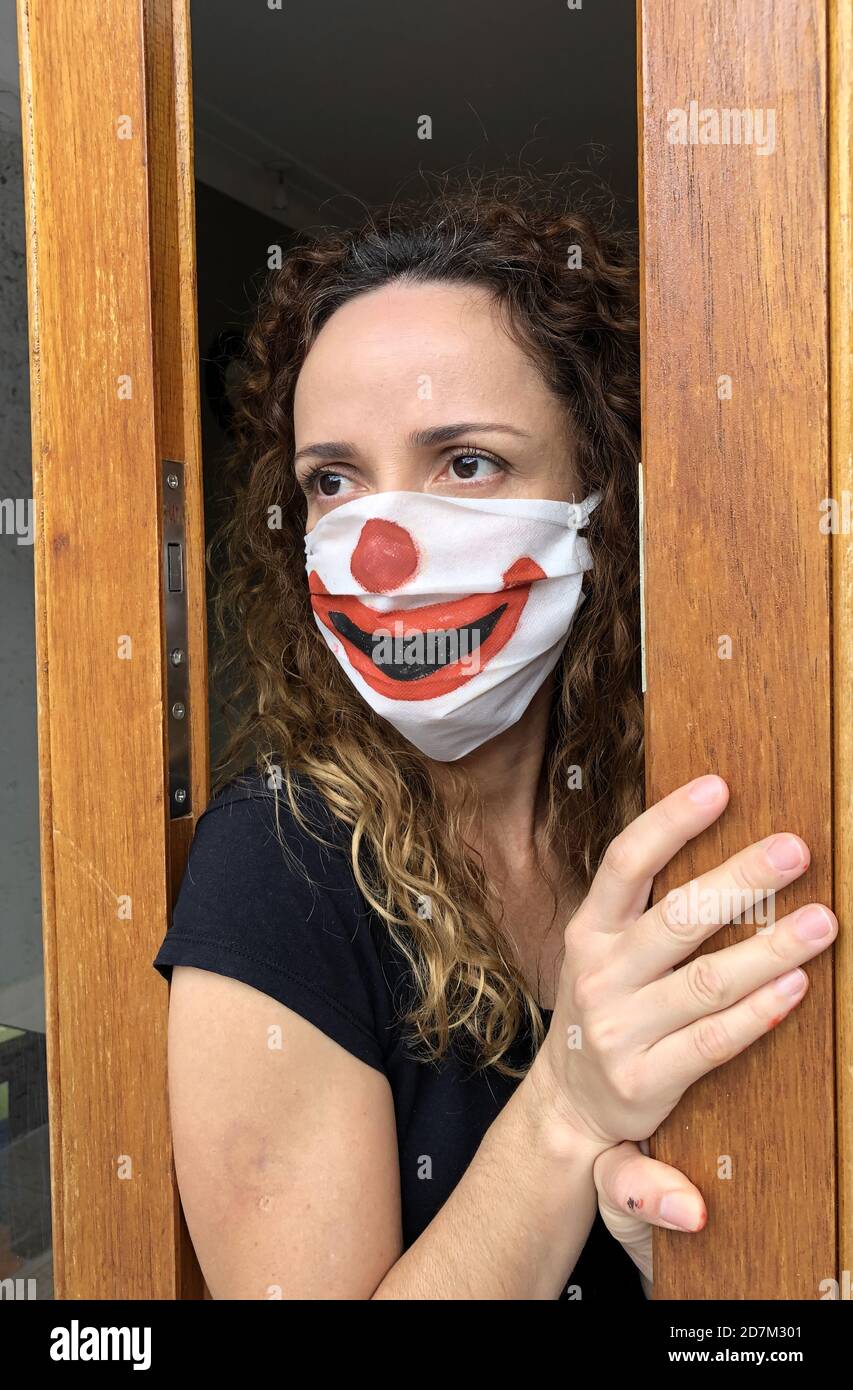 Femme suspecte avec masque de protection. Banque D'Images