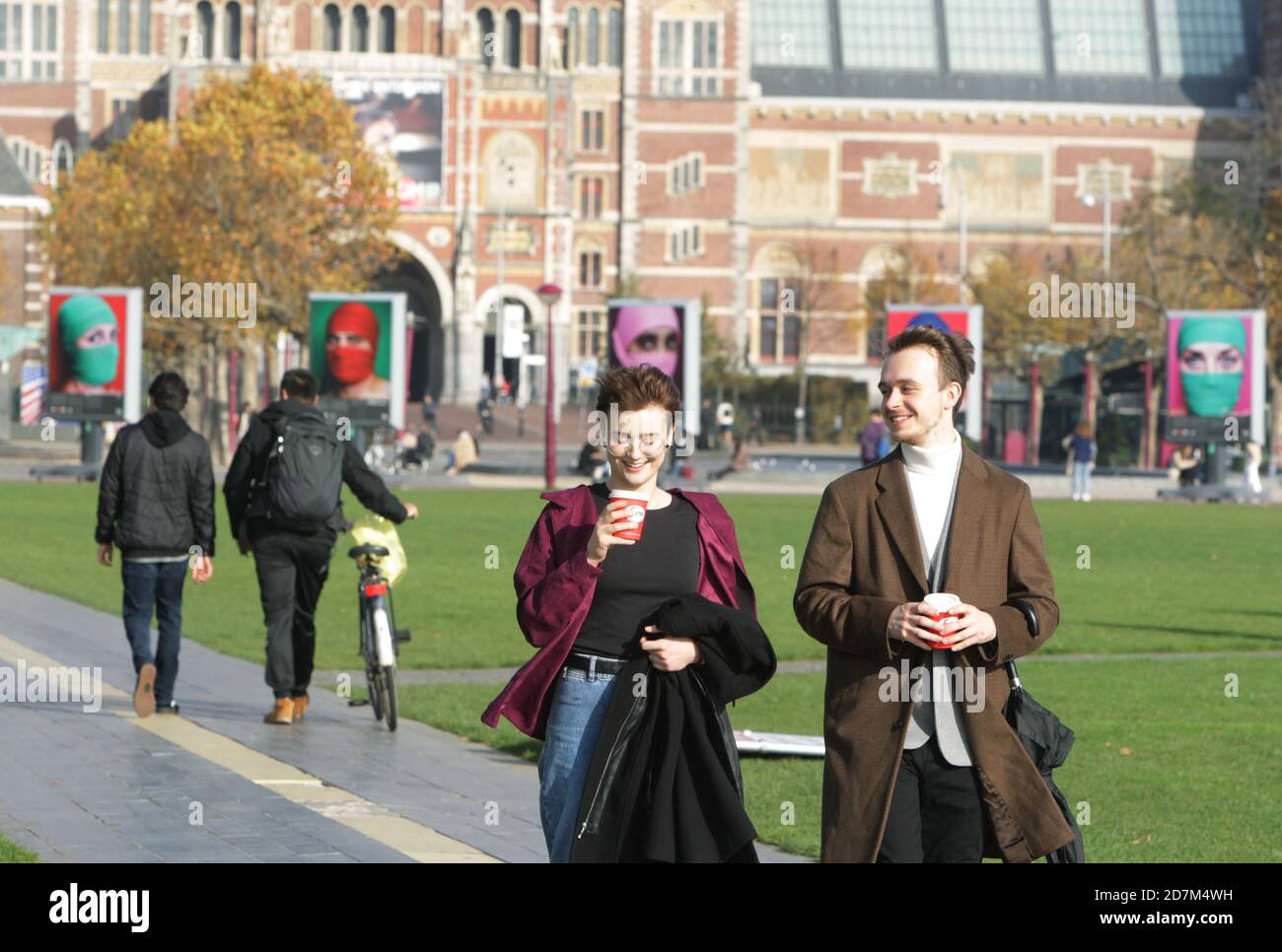 Les gens se promène et s'amusent au Museumplein au milieu de la pandémie du coronavirus le 23 octobre 2020 à Amsterdam, pays-Bas. La ville d'Amsterdam en a maintenant un Banque D'Images