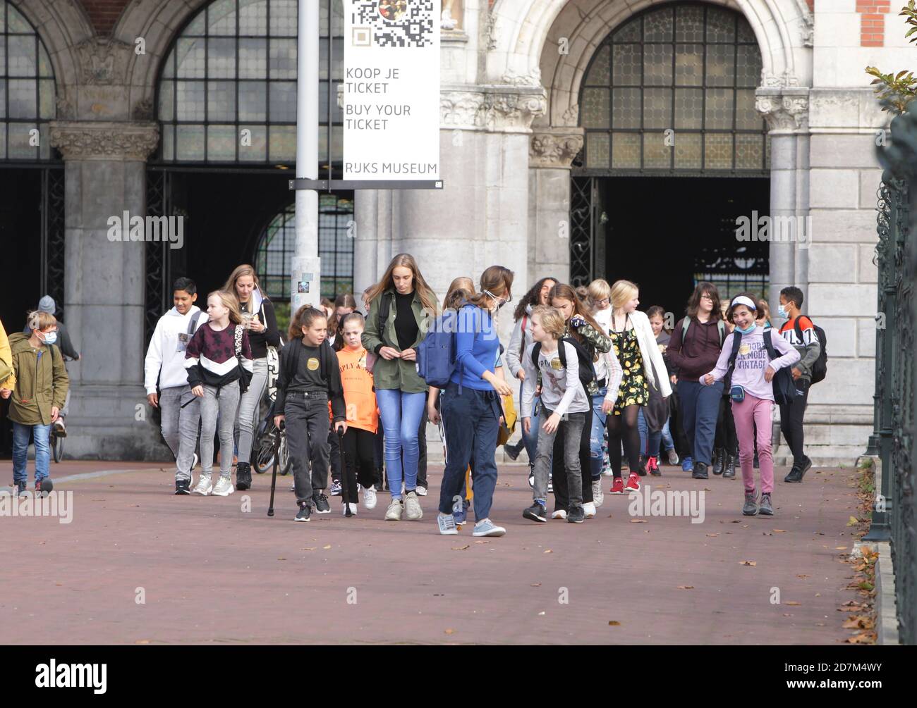 Les jeunes et les enseignants des écoles néerlandaises se promène après leur visite au Rijksmuseum, dans le contexte de la pandémie du coronavirus, le 23 octobre 2020 à Amsterdam, aux pays-Bas. Poste Banque D'Images