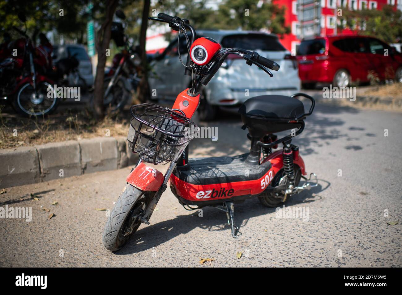 Islamabad, Pakistan. 22 octobre 2020. Un scooter électrique 'ezbike' du  Service de partage de vélo est debout sur une rue. Depuis quelques jours,  les Pakistanais peuvent utiliser le nouveau service de partage