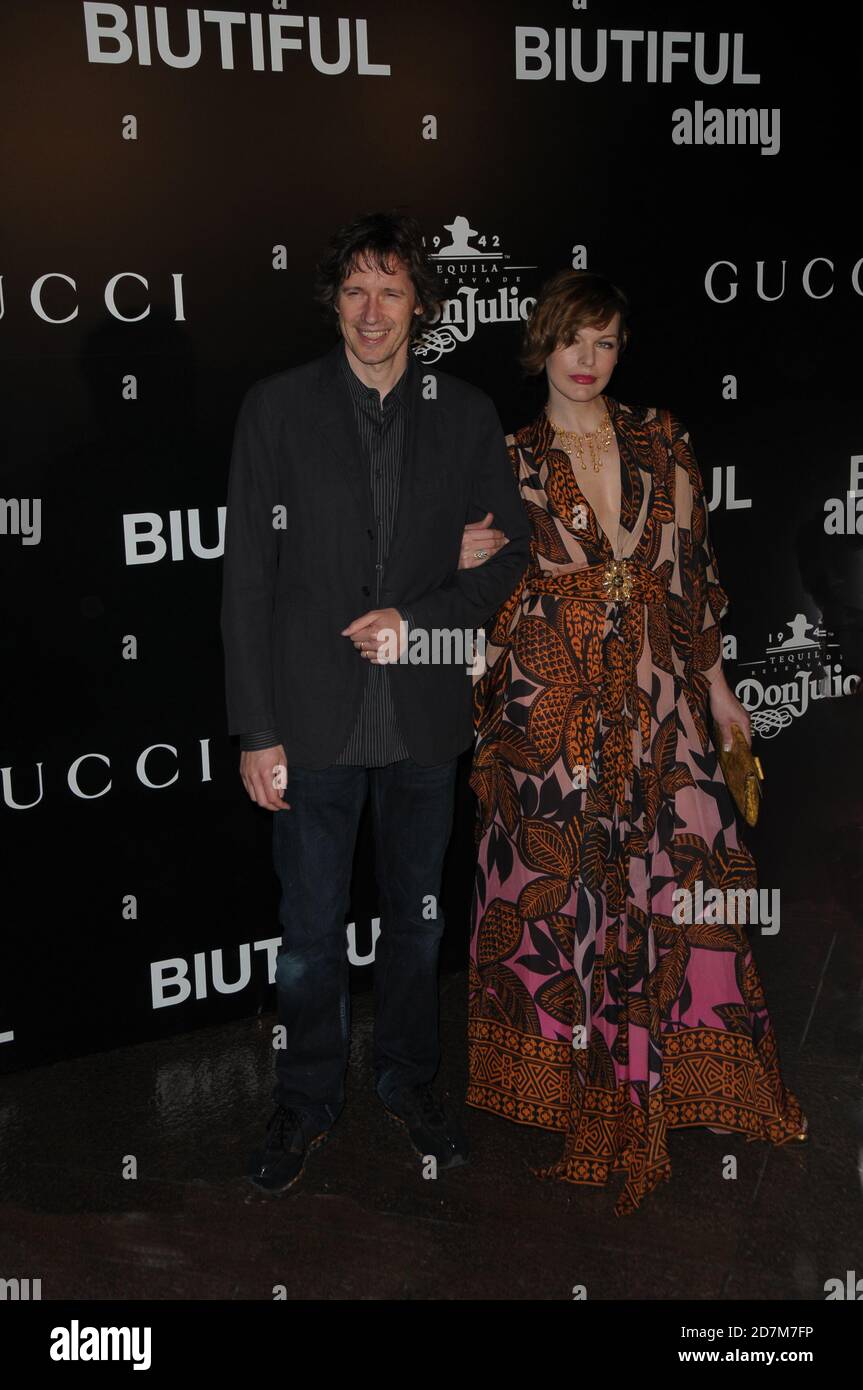 Milla Jovovich arrive pour la première de BIOTIFUL, Directors Guild of America (DGA) Theatre, Los Angeles, CA 14 décembre 2010. Banque D'Images