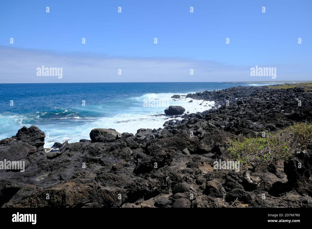 Équateur Îles Galapagos - île San Cristobal vue panoramique sur la côte avec des roches volcaniques Banque D'Images