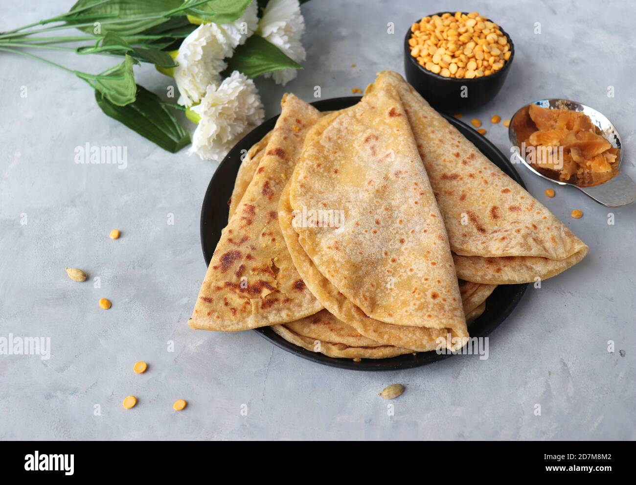 Holi Festival Food - Puran poli est un pain plat sucré indien farci avec un mélange de chana dal, de jaggery, de ghee et de cardamome. Habituellement mangé sur Holi ou gud Banque D'Images