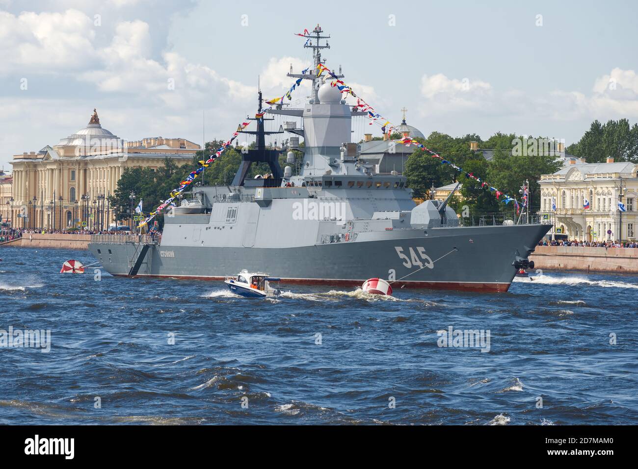 SAINT-PÉTERSBOURG, RUSSIE - 30 JUILLET 2017 : patrouilleur 'Stoyky' dans la zone d'eau de la Neva. Jour de la Marine à Saint-Pétersbourg Banque D'Images