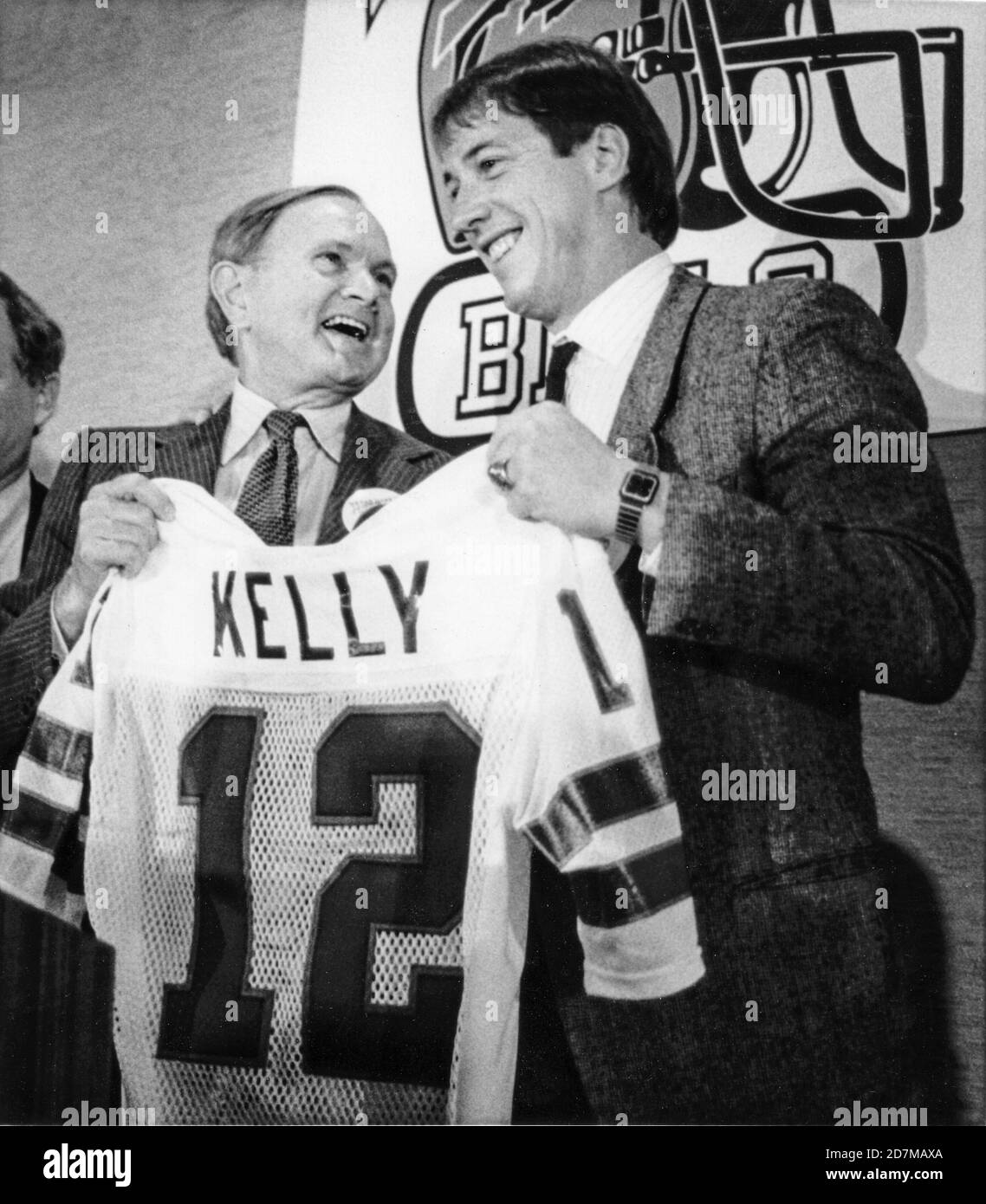 Le quarterback des Buffalo Bills, Jim Kelly, à droite, avec le propriétaire des Bills, Ralph Wilson, Jr., pose avec un maillot lors d'une conférence de presse à Buffalo, New York, le 18 août 1986. Photo de Francis Specker Banque D'Images