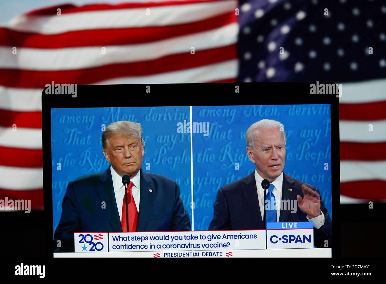 Pékin, Chine. 22 octobre 2020. Photo prise à Arlington, Virginie, États-Unis le 22 octobre 2020 montre C-SPAN en direct du président américain Donald Trump (L) et de son challenger démocrate Joe Biden qui assistent à leur dernier débat lors de la course présidentielle de 2020. Le deuxième et dernier tour du débat présidentiel américain entre Donald Trump en exercice et le candidat démocrate Joe Biden a débuté jeudi soir, offrant aux électeurs la dernière chance avant le jour des élections de voir les candidats se faire face et de présenter leurs arguments pour la présidence. Credit: Liu Jie/Xinhua/Alay Live News Banque D'Images