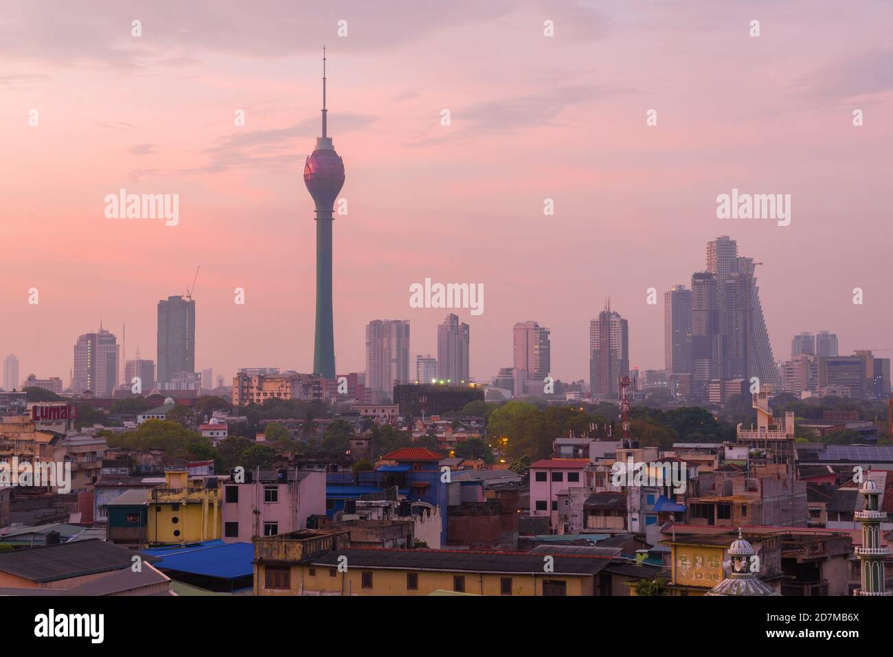 COLOMBO, SRI LANKA - 22 FÉVRIER 2020 : lever de soleil rose au-dessus de Colombo moderne Banque D'Images
