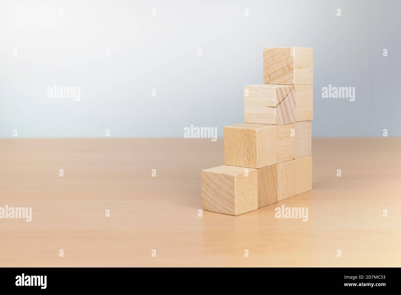 empilage de blocs de bois comme escalier sur table en bois. Concept d'entreprise pour le processus de réussite de la croissance. Copier l'espace Banque D'Images