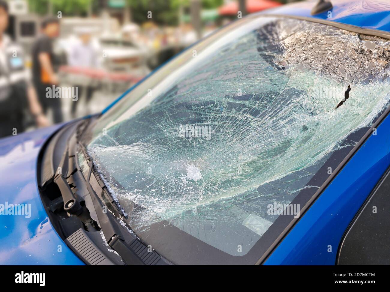 une voiture bleue avec un pare-brise endommagé en cas d'accident de la circulation. Banque D'Images
