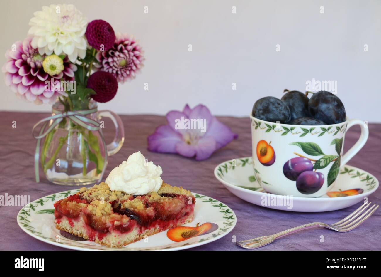 morceau de gâteau aux prunes avec des crumbles et des prunes fraîches Banque D'Images