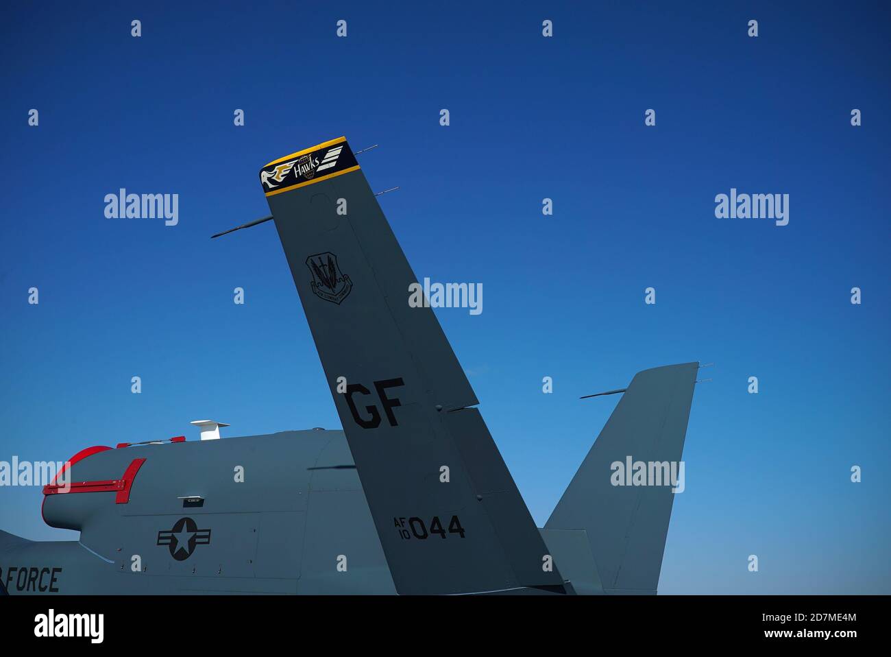 Un Faucon mondial RQ-4 affecté à la 319e Escadre de reconnaissance attend l'entretien de la ligne de vol de la base aérienne de Grand Forks, N.D., le 23 octobre 2020. Le Global Hawk offre une couverture quasi-temps-réel persistante à l'aide de l'intelligence d'imagerie, de l'intelligence de signal et de capteurs indicateurs de cible mobile. (É.-U. Photo de la Force aérienne par le premier Airman Elora J. McCutcheon) Banque D'Images