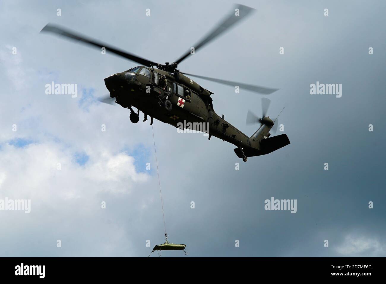Le détachement d'ambulance aérienne du 1er Bataillon 228e Régiment d'aviation effectue l'évacuation des blessés avec un UH-60 Blackhawk lors d'une tournée du Centre des opérations interarmées à l'avant à Zambrano, au Honduras, le 22 octobre 2020. L'évacuation des victimes a mis en évidence une capacité de l'effort conjoint entre les forces de la Force opérationnelle interarmées Bravo. (É.-U. Photo de la Force aérienne par le sergent d'état-major. Tigres Elijaih) Banque D'Images