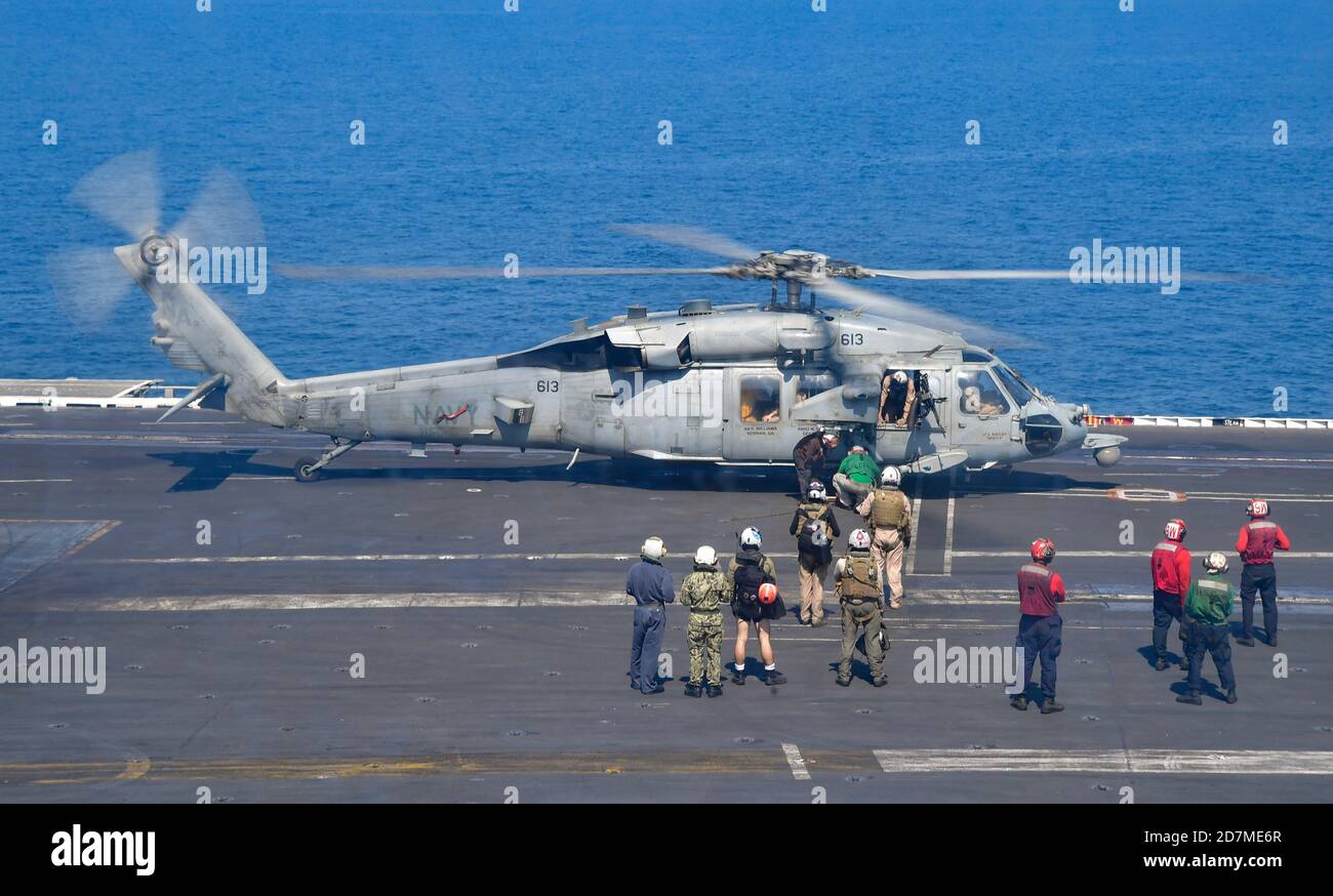 200922-N-DQ752-1005 GOLFE PERSIQUE (SEPT 22, 2020) un hélicoptère MH-60S Sea Hawk, du « Screamis’ Indians » de l’Escadron de combat de la mer (HSC) 6, se prépare à prendre le pont de vol de l’USS Nimitz (CVN 68). Nimitz, le navire amiral du Nimitz Carrier Strike Group, est déployé dans la zone d'opérations de la 5e flotte des États-Unis pour assurer la stabilité et la sécurité maritimes dans la région centrale, reliant la Méditerranée et le Pacifique à travers l'océan Indien occidental et trois points d'étranglement critiques à la libre circulation du commerce mondial. (É.-U. Photo de la marine par Mass communication Speciali Banque D'Images