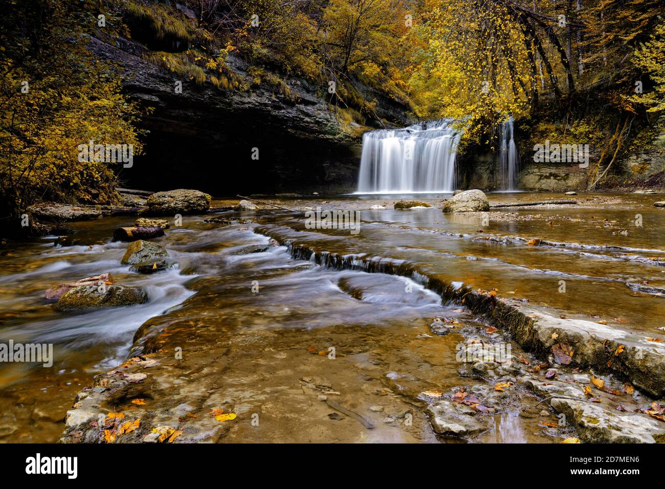 Un magnifique paysage de forêt d'automne avec une cascade et une rivière idylliques étapes Banque D'Images