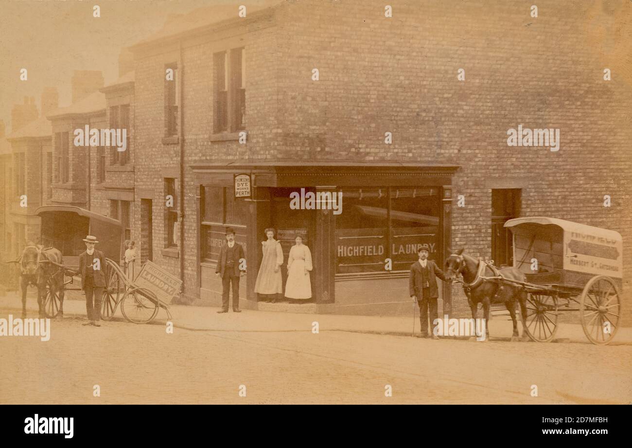 Highfield Laundry situé 44 Herbert Street, Sunderland Street, Gateshead, Durham. Le propriétaire à un certain stade était W E Illston. Superbe photo montrant les employés de blanchisserie et les chariots de livraison de chevaux et de chariots. Banque D'Images