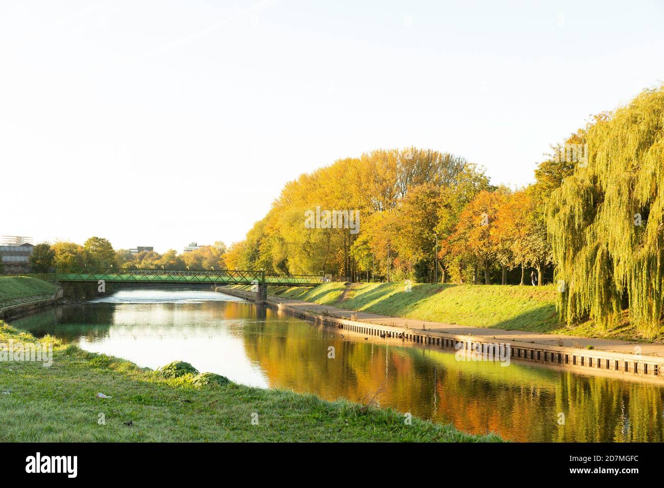 Automne à Peel Park Salford. Passerelle au-dessus de la rivière Irwell Banque D'Images