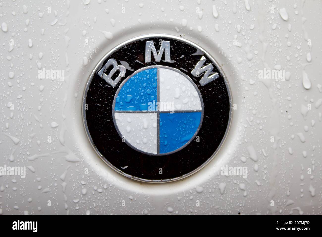 Logo BMW complet avec gouttes de pluie sur un capot blanc Banque D'Images