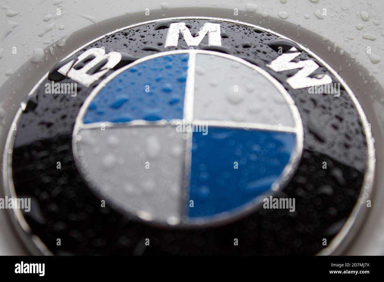 Logo BMW avec gouttes de pluie sur un capot blanc Banque D'Images