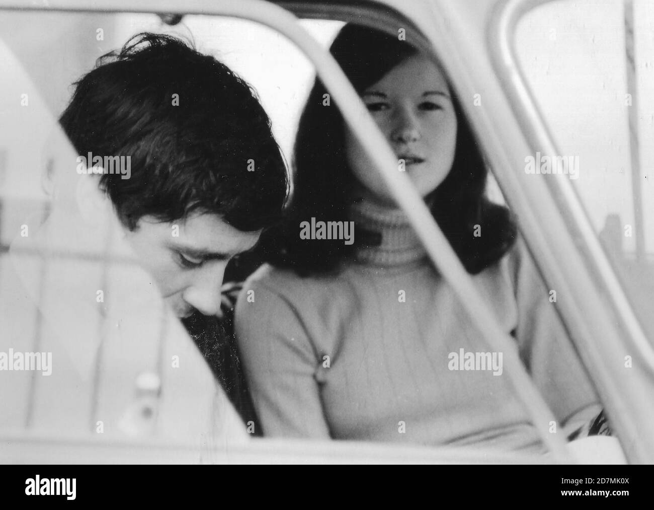 Années 1970 Portrait en plein air de jeunes amis à la campagne. Piandisco Arezzo, Toscane Italie. Fiat 500. Prise en noir et blanc avec un film 35 mm Banque D'Images