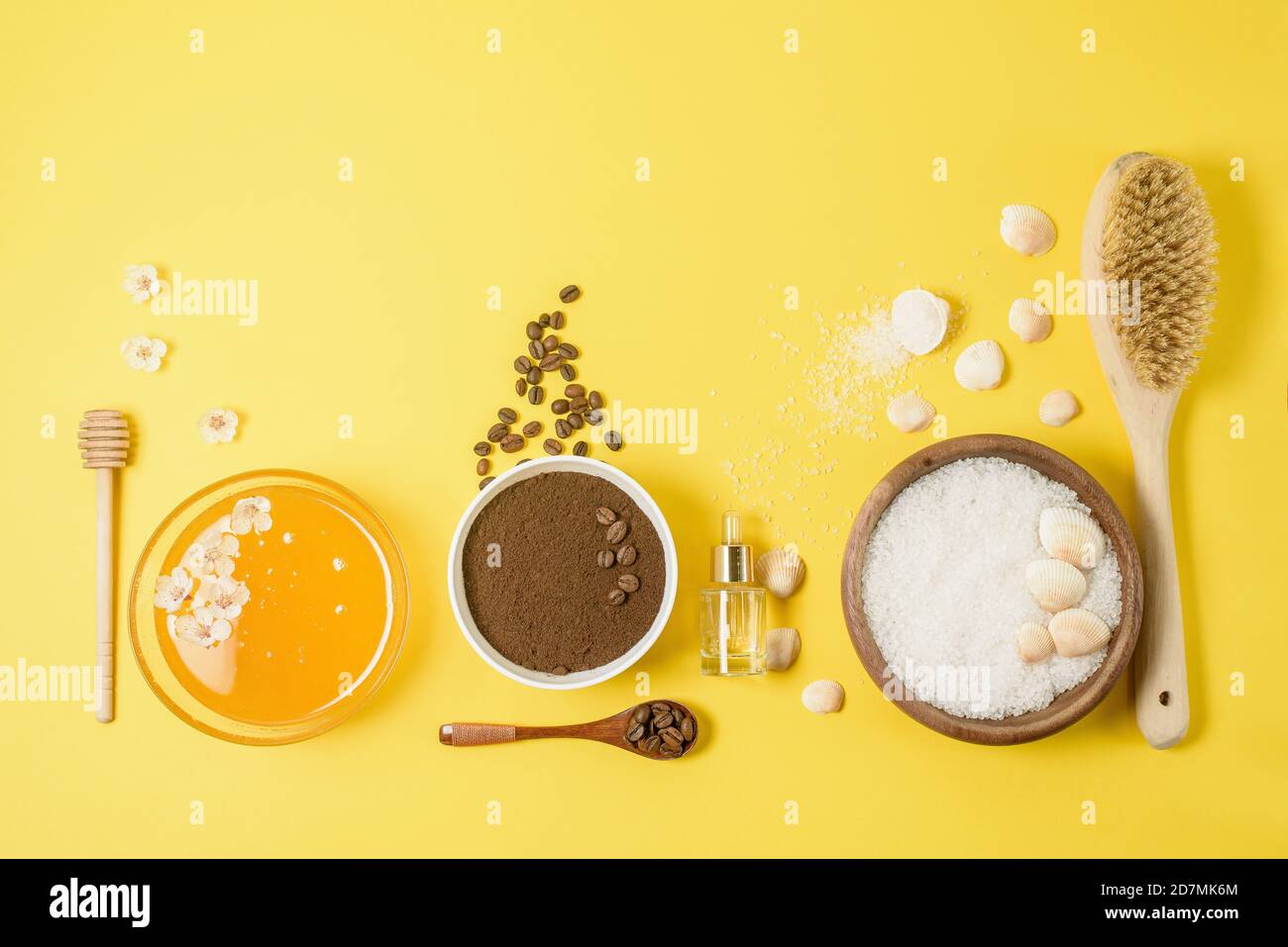 ingrédients naturels biologiques : sel de mer, gommage au café, miel et brosse dure sur fond jaune. soin de la peau à la maison pour la cellulite. concept de peau Banque D'Images