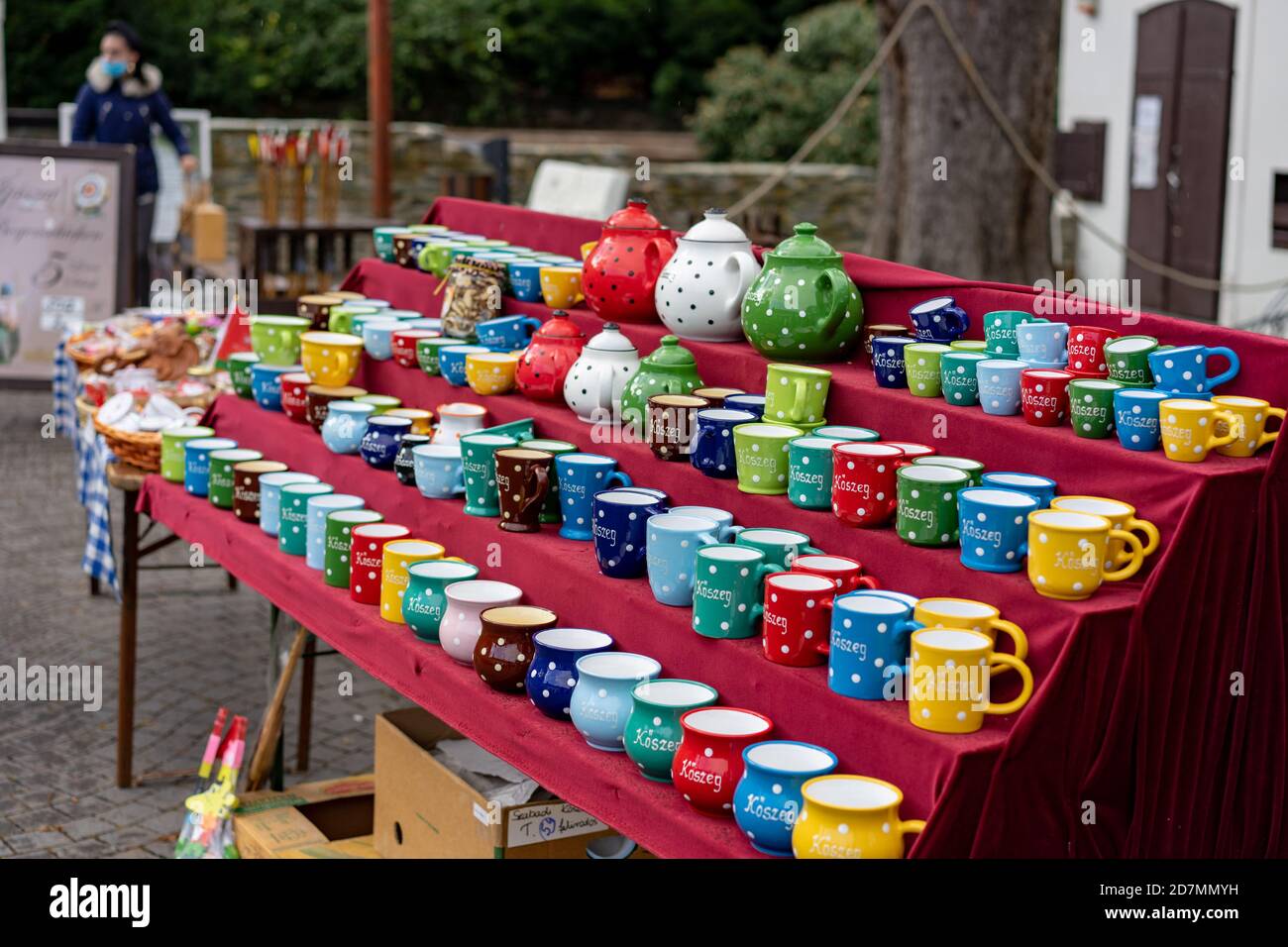 10.18.2020 - Kőszeg, Hongrie: Stand de marché de jour d'Orsolya sur la place principale de Kőszeg avec des mugs Banque D'Images