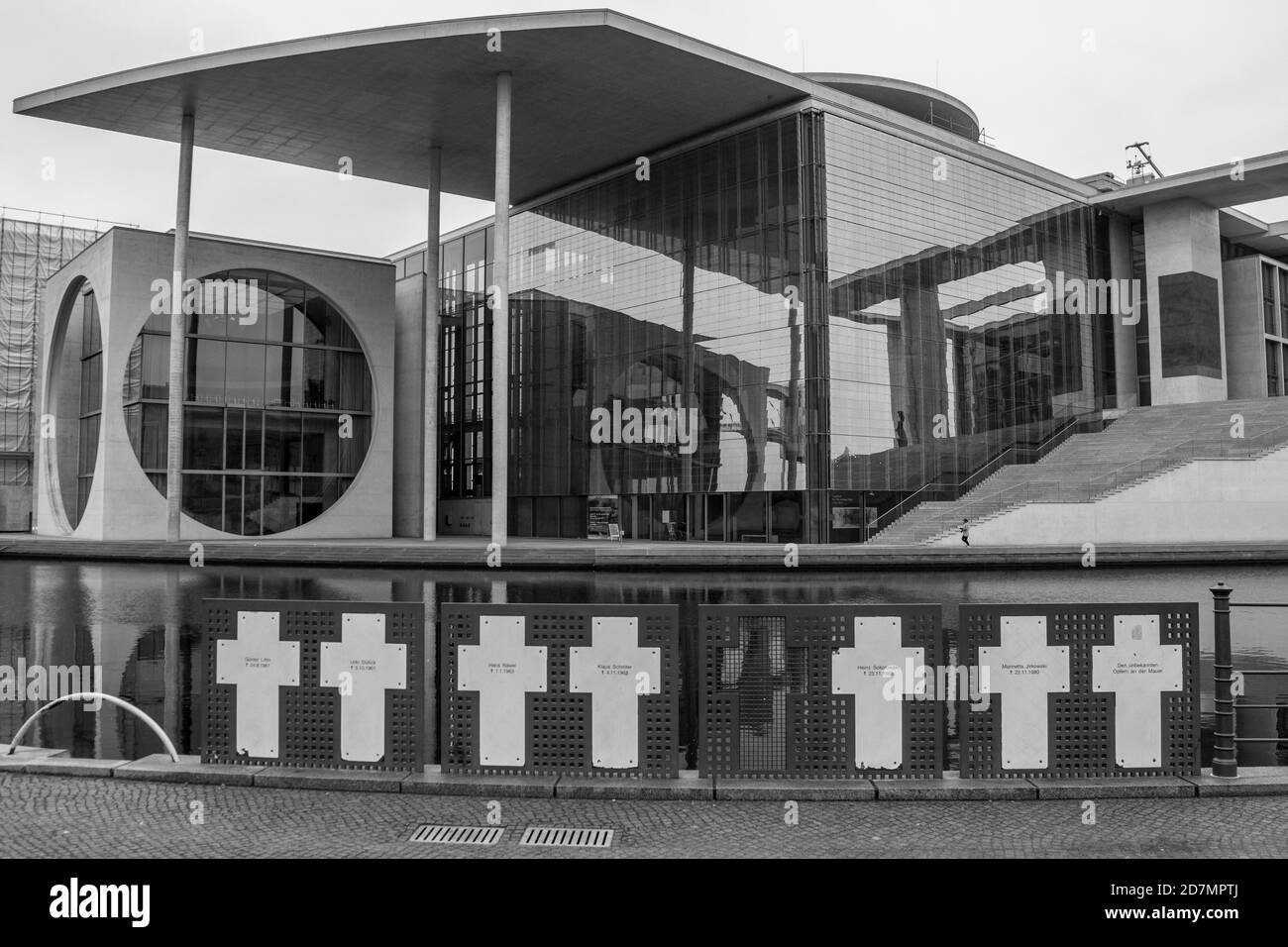 Croix blanche est un mémorial pour ceux qui sont morts pendant La Guerre froide au mur de Berlin Banque D'Images