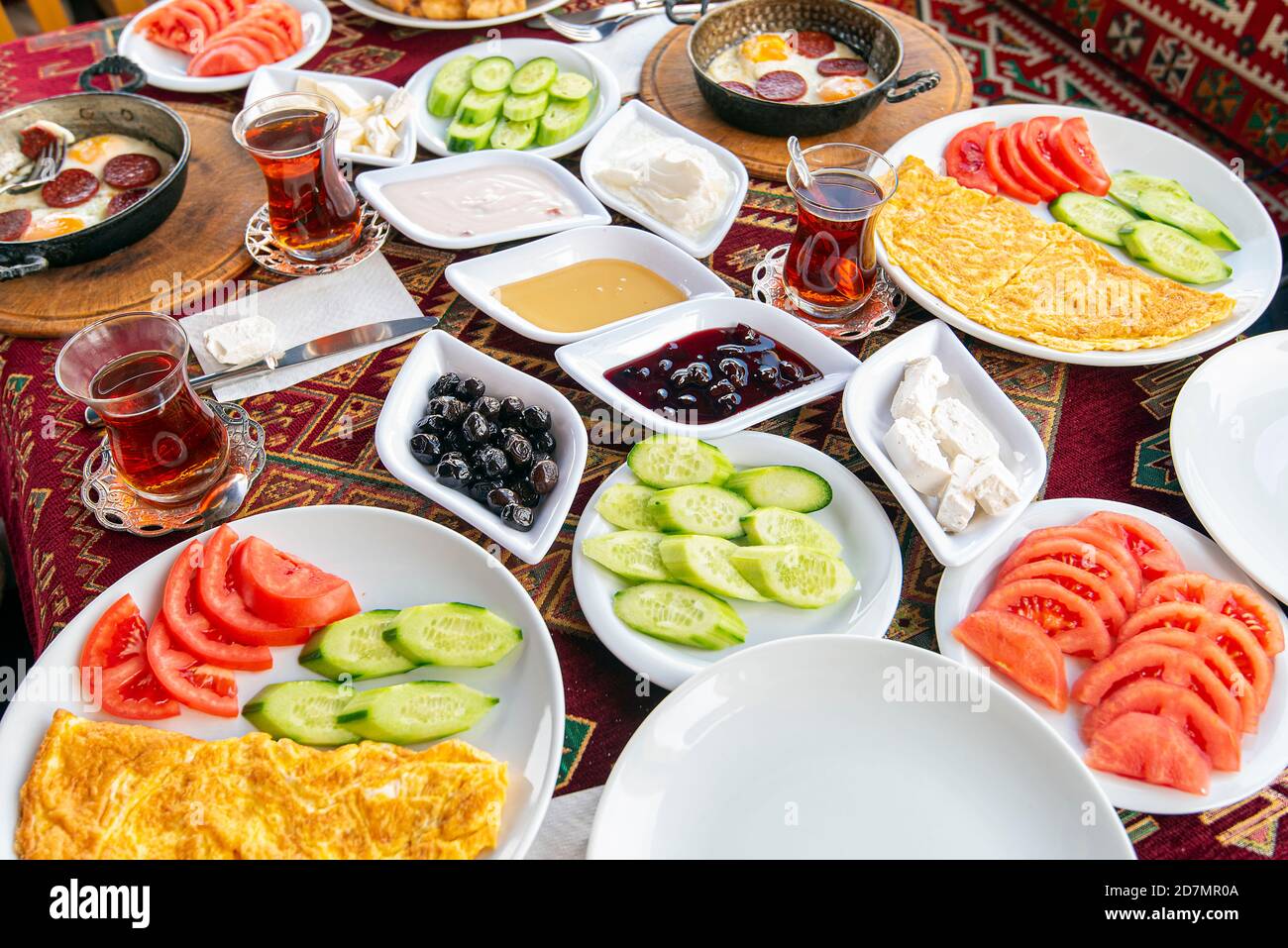 Petit déjeuner turc traditionnel naturel avec de nombreux types de nourriture et d'en-cas, table avec des plats turcs Banque D'Images
