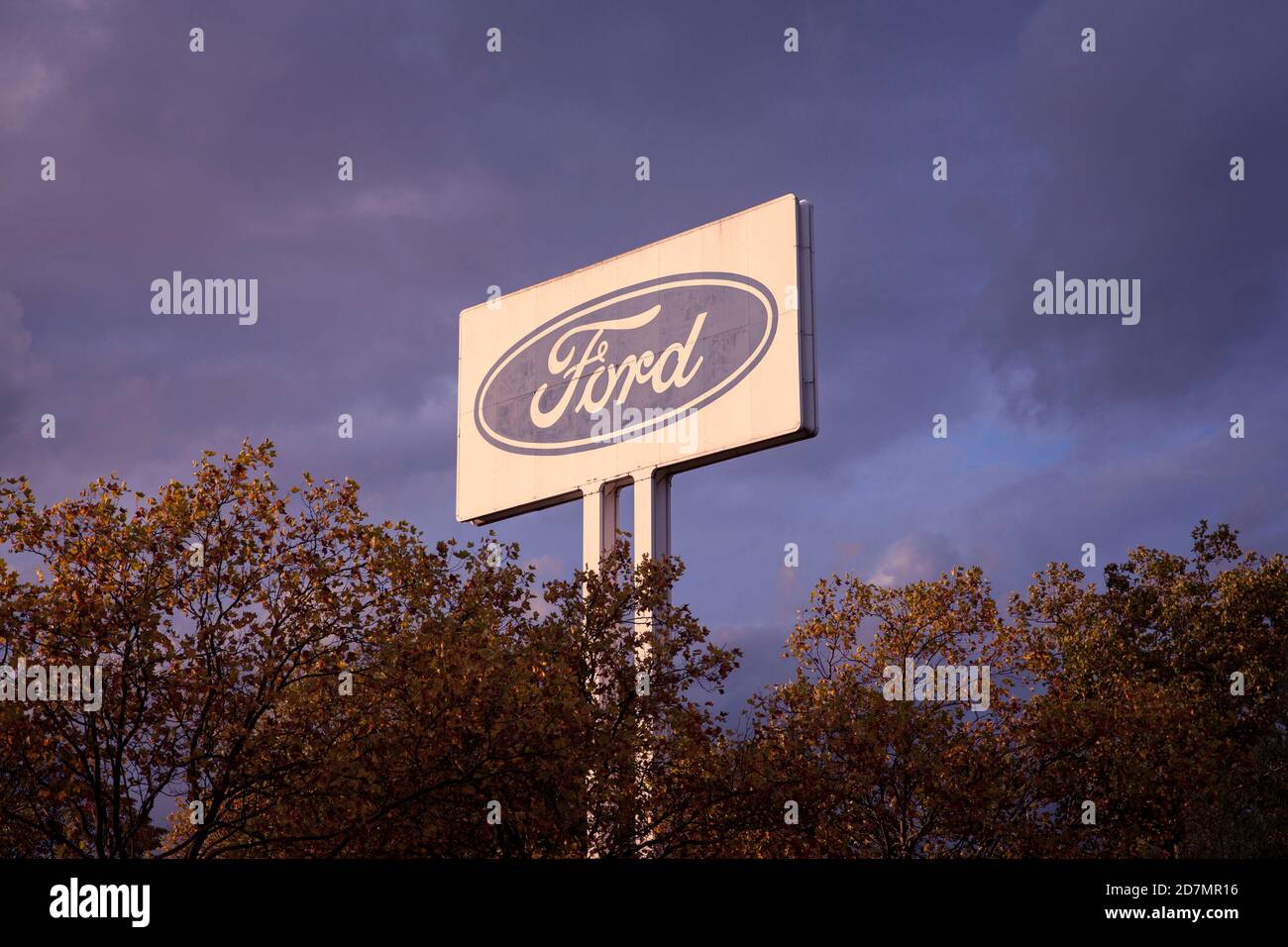 Grand panneau publicitaire à l'usine automobile Ford dans la ville, quartier de Niehl, Cologne, Allemagne. grosses Werbeschild an den Ford-Werken dans Niehl, Banque D'Images