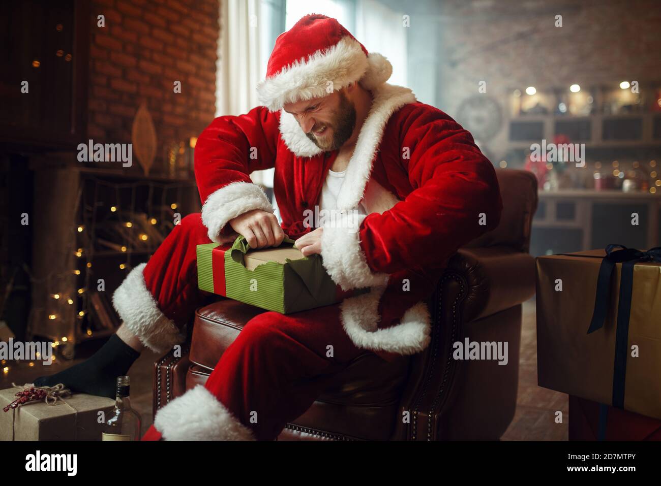 Le Père noël mal bu ouvre des cadeaux, de l'humour Photo Stock - Alamy